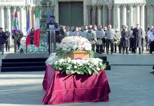  ??  ?? Memoria I funerali di Valeria Solesin, la ragazza veneziana morta lo scorso novembre nell’attentato al Bataclan