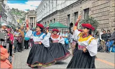 ?? Yadyra Trujillo / el comercio ?? • Tierra Viva bajó de la comuna para bailar en el Centro.