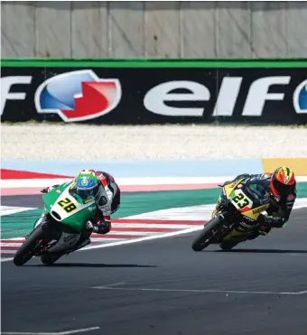  ?? ?? Matteo Bertelle ed Elia Bartolini si contendono il titolo in Moto3