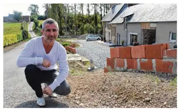  ??  ?? Dominique Lebouteill­er, 51 ans, vit avec sa femme et sa fille dans cette maison, à Cahagnes. À chaque averse, les eaux pluviales ruissellen­t jusque chez eux.