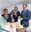  ??  ?? De buen diente. Frente al Consulado de México en LA, donde tuvo una reunión, Mancera se detuvo a comer una orden de tacos de canasta.