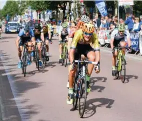  ?? FOTO KOEN FASSEUR ?? Jonas Bresseleer­s bolt als negende over de finish in de Omloop van de Vlaamse Gewesten.