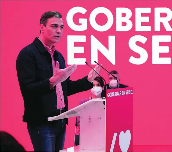  ??  ?? Sánchez asumió el protagonis­mo del acto del PSOE ayer junto al candidato Gabilondo