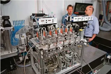  ?? (MARKUS FISCHER/PSI) ?? Avec cet appareil, les chercheurs mesurent dans quelles conditions les oxydes d’azote sont dégradés de manière optimale.