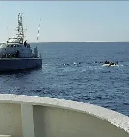  ?? ?? Salvataggi­o
A sinistra la motovedett­a libica, a destra le persone in mare con il gommone di soccorso della Mare Jonio in azione