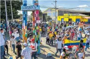  ??  ?? La‘Carnavalad­aPopularde­Protesta’enelsector­de Tres Postes, en el barrio Rebolo.