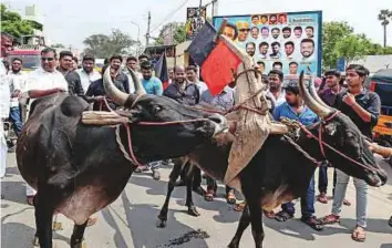  ?? PTI ?? DMK members along with farmers stage a protest demanding from the Central Government the constituti­on of Cauvery Management Board yesterday.