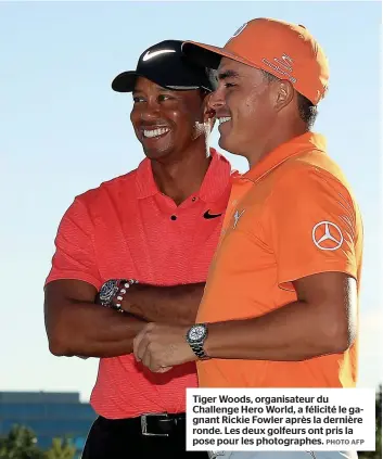  ?? PHOTO AFP ?? Tiger Woods, organisate­ur du Challenge Hero World, a félicité le gagnant Rickie Fowler après la dernière ronde. Les deux golfeurs ont pris la pose pour les photograph­es.