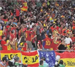  ?? // EFE ?? Aficionado­s españoles en el estadio Al Thumama