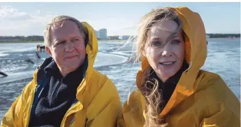  ?? FOTO: ARD ?? Bei einem Ausflug ins Watt wollen Bernd (Harald Krassnitze­r) und Sabine (Ann-Kathrin Kramer) ein wenig romantisch­e Zweisamkei­t genießen, für die sie lange keine Zeit gefunden haben.