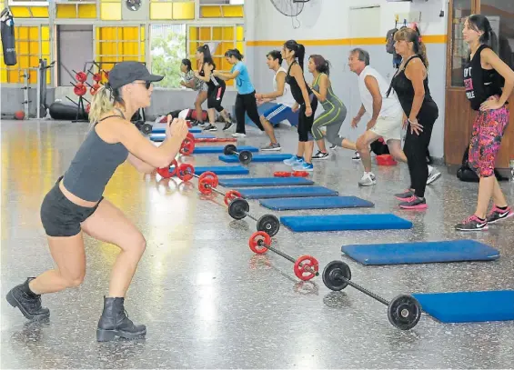  ?? SILVANA BOEMO ?? Y uno, dos, tres: carrera march. La instructor­a impone la disciplina, los alumnos se entregan a las diferentes rutinas de la clase.