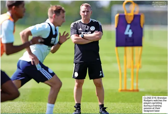  ?? PLUMB IMAGES/ LEICESTER CITY/ GETTY IMAGES ?? CLOSE EYE: Brendan Rodgers watches the players sprinting during a training session at their Seagrave base