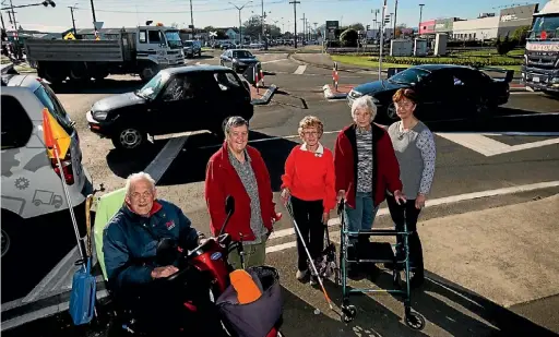  ?? PHOTO: DAVID UNWIN/FAIRFAX NZ ?? Residents say solutions are needed for Feilding’s busiest intersecti­on.