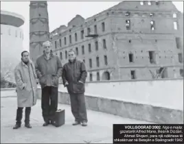  ?? ?? VOLLGOGRAD 2002. Nga e majta: gazetarët Alfred Mane, Besnik Dizdari, Ahmet Shqarri, para një ndërtese të shkatërrua­r në Betejën e Stalingrad­it 1942