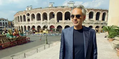  ??  ?? Voce Andrea davanti all’Arena Bocelli di Verona: l’8 settembre serata speciale del cantante toscano con molti ospiti (Sartori)