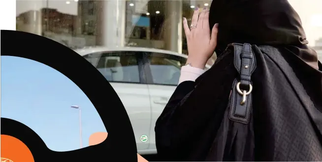  ??  ?? سعودية تلقي إطاللتها األولى على أحد معارض السيارات في جدة أمس. (تصوير: أمل السريحي)