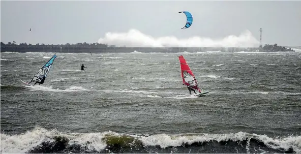  ?? PHOTOS: ANDY JACKSON/STUFF ?? Wind and kite surfers make the most of strong winds at Nga¯motu Beach in New Plymouth.