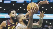  ??  ?? Tristan Thompson -gardeando a Marcus Morris- apenas logró un punto en la derrota de los Cavaliers de Cleveland el miércoles.