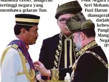  ??  ?? ZULKIPLE Kassim dikurniaka­n darjah kebesaran.