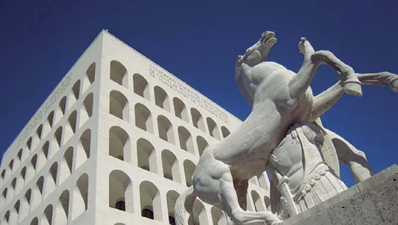  ??  ?? Il palazzo della Civiltà italiana, noto anche come «Colosseo quadrato» a causa della sua pianta e dei 54 archi che si aprono su ogni facciata, fu realizzato per l’Esposizion­e universale del 1942 che però non si tenne. Oggi è in affitto fino al 2028 a Fendi