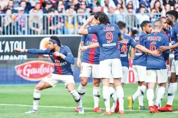  ??  ?? Paris Saint-Germain’s Brazilian forward Neymar (L) celebrates with teammates after scoring his first goal against Angers (SCO). - AFP photo