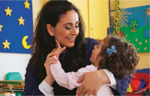  ??  ?? Sofia, sei anni, in braccio alla mamma Silvia. La bambina, ipovedente e con una sordità profonda dall’età di un anno, è testimonia­l della campagna 5xmille della Lega del Filo d’Oro.