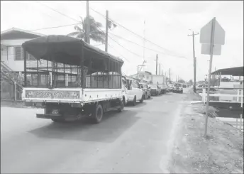  ??  ?? Long lines of traffic that built up on Hunter Street. A bus can be seen driving in the wrong lane in a bid to beat the line of traffic and turn onto Mandela Avenue.