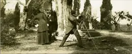  ??  ?? Albert Ier photograph­iant les jardins de la Villa Adriana à Tivoli, le  avril . Derrière lui, Henri Bourée, son aide de camp, discute avec la reine Hélène d’Italie.(Photo attribuée au roi d’Italie Victor Emmanuel III – Archives du Palais princier de Monaco)