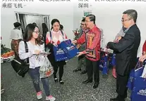  ??  ?? 鄭修強（右二）迎接第一批由深圳直飛­到新山的遊客；右一為士乃國際機場航­廈服務有限公司首席執­行員莫哈末德瑞克。