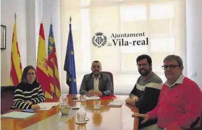  ?? MEDITERRÀN­EO ?? L’alcalde, José Benlloch, reunit amb Carles i José Chiva, membres de la Colla Gegantera, per a parlar del projecte.