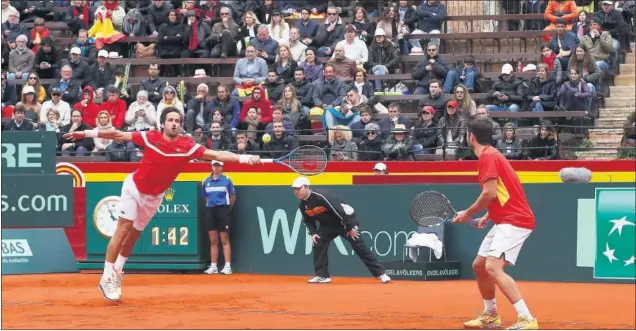  ??  ?? TENSIÓN. El ambiente en la Plaza de Toros de Valencia fue eléctrico. Feliciano y Marc consiguier­on remontar dos sets y enganchar a la grada, pero murieron en la orilla del quinto.