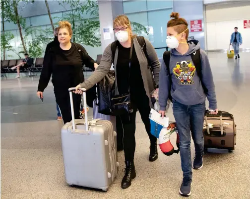  ?? Reuters ?? ↑
Passengers at an airport in San Francisco.