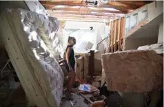  ??  ?? SEORANG wanita melihat kerosakan dalam rumahnya di Mexico Beach, Florida. - AFP