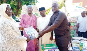  ??  ?? Representa­tive of director of local of Koton-Karfe, Hajiya Rakiya Suleiman, desk officer of the state emergency management agency, Abdullahi A. Ibrahim right present some relief materials donated by the
SEMA to the flood victims of the local government. The items being received by the traditiona­l ruler of Ikumo, Abdullahi Yahaya (m) yesterday.