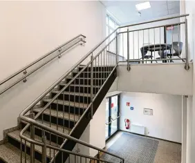  ?? ?? Auch innen sieht das Treppenhau­s der Helen Keller-Förderschu­le in Dinkelsche­rben nicht wirklich anders aus als in einem normalen Schulgebäu­de.
