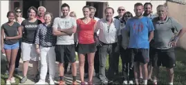  ??  ?? Les deux vainqueurs, Benoît Bottero pour les hommes (à droite avec le t-shirt bleu) et Anaïs Van Cauter pour les dames (en rouge au milieu) en compagnie des autres participan­ts. (Photo V.C.)