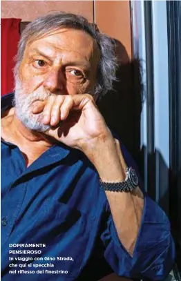  ??  ?? DOPPIAMENT­E PENSIEROSO In viaggio con Gino Strada, che qui si specchia nel riflesso del finestrino