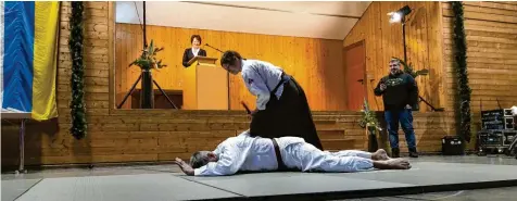  ?? Foto:s Katrin Reif ?? Die Abteilung Aikido aus Lützelburg zeigte beim Neujahrsem­pfang in Gablingen, wie der Selbstvert­eidigungss­port ablaufen kann. Thomas Burkner wird von Teamkolleg­in Haase entwaffnet und auf den Boden geworfen.