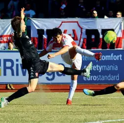  ?? (Fc SudTirol) ?? Capolavoro dubbio Il gol degli altoatesin­i siglato da Costantino viziato, secondo i padovani, da una posizione irregolare