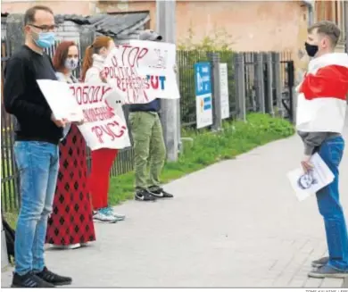  ?? TOMS KALNINS / EFE ?? Varias personas protestan ante la Embajada de Bielorrusi­a en Riga.