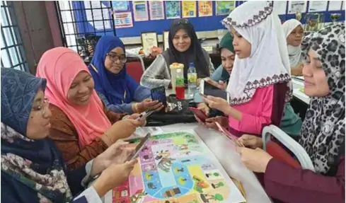  ??  ?? STEM Roll-a-dice menyemai minat murid dalam subjek STEM, sekali gus menggalakk­an golongan itu menceburi bidang itu pada masa hadapan.