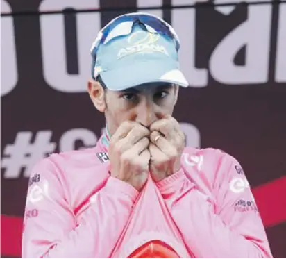  ??  ?? Vincenzo Nibali kissing the pink jersey yesterday