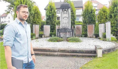  ?? FOTO: JENNIFER KUHLMANN ?? Für seine Bachelorar­beit im Lehramtsst­udium an der PH Weingarten beschäftig­t sich Stephan Reitemann mit dem Kriegerden­kmal auf dem Friedhof in Hohentenge­n. Seine Umfrage, die online beantworte­t werden kann, richtet sich vor allem an Schüler aus der Region.