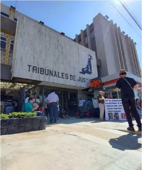  ?? MArIO COrDErO ?? Fuera de los Tribunales de Pérez Zeledón, varios grupos llegaron con pancartas pidiendo justicia para Yehry Rivera.