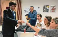  ?? Foto: Generalita­t de Catalunya, afp ?? In seinem Heimatort konnte Separatist­en Chef Carles Puigdemont (links) nicht wäh  len. Deshalb wich er in eine Nachbargem­einde aus.