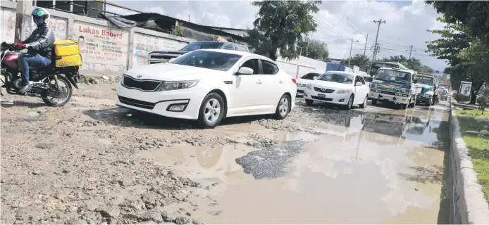  ?? ADRIANO ROSARIO /LD ?? Un enorme hoyo en la Prolongaci­ón 27 de Febrero se ha convertido en un tormento para los conductore­s.