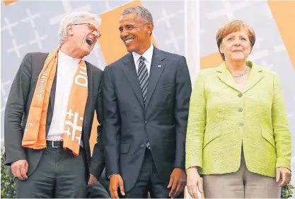  ?? FOTO: REUTERS ?? In dir ist Freude: Der EKD-Rats
vorsitzend­e Heinrich Bedford-Strohm, Barack Obama
und Angela Merkel vor ihrer Diskussion am Brandenbur­ger Tor.