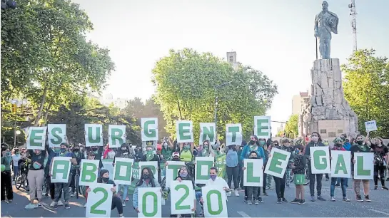  ?? MARA SOSTI ?? Los grupos a favor de la legalizaci­ón se manifestar­on ayer en Mar del Plata