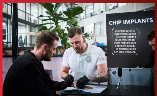  ??  ?? Los chips que el tatuador sueco Jowan Österlund inserta a sus clientes les permiten realizar pagos o abrir una cerradura electrónic­a solo con acercar la mano.