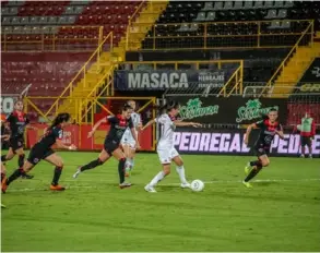  ?? PRENSA SAPRISSA. ?? La saprissist­a Katherine Alvarado (blanco) fue protagonis­ta en el clásico, al marcar los dos tantos morados.